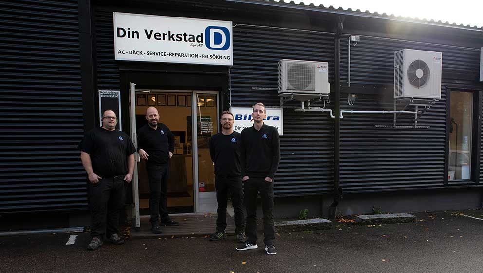Bilmekaniker på Din Verkstad utanför bilverkstaden i Lund